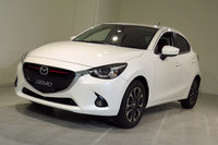 「マツダ・デミオ ミッド・センチュリー」。写真のボディーカラーは、特別色の「スノーフレイクホワイトパールマイカ」。
    