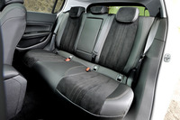 後席の居住性には余裕がある。ひざ下の寸法（いわゆるヒール段差）が高めなので、着座姿勢がルーズになりにくい。