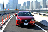 「ちょっとアクセルを踏んだだけでクルマが飛び出す」「少しハンドルを切っただけでグイグイ旋回する」といった過剰な演出は避け、人間の感覚に添うようなクルマの挙動を追求したという。