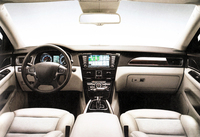 「紅旗H7」のインテリア。紅旗と聞いて、外国人が期待するエキゾチック感には乏しい。