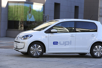 ガソリン車の「up!」には複数のグレードやボディー形状、ボディーカラーが用意されているが、「e-up!」はモノグレードで、ボディー形状は4ドア、ボディーカラーは「ピュアホワイト」のみとなる。