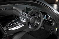 適度なタイト感が演出されたスポーティーなインテリア。ハンドル位置は右と左から選べる。