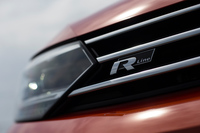 フロントグリルやステアリングホイールなど、内外装の各所に「R-Line」のロゴが施されている。