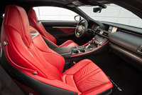 アスリートが着るボディースーツをモチーフにデザインしたという「RC F」のシート。人間の骨格や筋肉に沿った縫製パターンにより、高いホールド感を実現しているという。