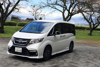 「ステップワゴン モデューロX」には、専用デザインのフロントバンパーやグリルが与えられる。直進安定性を高めるよう、空力にも配慮されている。