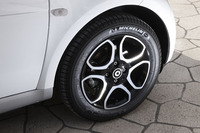 「フォーツーカブリオ ターボ リミテッド」の15インチアルミホイール。タイヤの太さは、フロント（写真）とリアで異なっている。