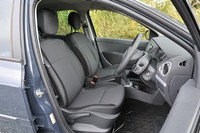 ブラックのオールファブリックシートが装着される。