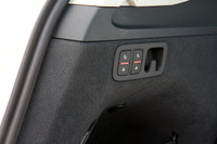 3列目シートは、荷室側面にある電動スイッチで、折りたたみと復帰が可能。