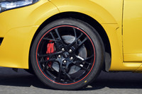 今回のテスト車は、「19インチレッドブリリアントブラックアロイホイール」を装着する注文生産車。タイヤはブリヂストンの「ポテンザS001」が組み合わされる。（K）