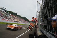 ゴールの瞬間。No.6 ENEOS SUSTINA SC430の伊藤大輔（写真中央）はコースに身を乗り出し、勝利の喜びをあらわにした。