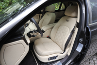 「ミュルザンヌ」のドライバーズシート。シートのカラーは標準で24色が設定されるほか、ほぼ無限といえるカラーパレットから好みの色を選ぶこともできる。