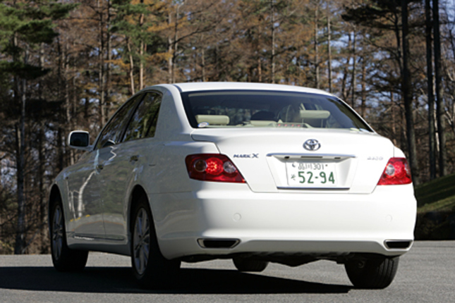 【スペック】250G“Lパッケージ”：全長×全幅×全高＝4730×1775×1435mm／ホイールベース＝2850mm／車重＝1520／駆動方式＝FR／2.5リッターV6DOHC24バルブ（215ps/6400rpm、26.5kgm/3800rpm）／価格＝298万2000円（テスト車＝368万7600円／VSC＆TRC（ヒルスタートアシストコントロール付き）＝6万3000円／SRSサイド＆カーテンシールドエアバッグ＝6万3000円／本革シート表皮（シートヒーター付き）＝19万4250円／G-BOOK対応DVDボイスナビゲーション付EMV（エレクトロマルチビジョン）＝35万3850円／ボディカラー（ホワイトパールクリスタルシャイン）＝3万1500円）