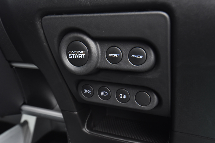 走行モード切り替え機構の選択は、ダイヤル式から押しボタン式となった。レースモードではエンジンの許容最高回転数が6800rpmから7200rpmに高まる。