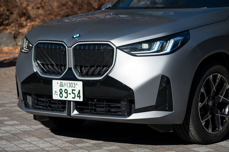 もはやバンパーと呼べる突起はなくなり、フロントまわりは滑らかな曲線で構成されている。例によって巨大なグリルは周囲がLEDでライトアップされる仕掛け。