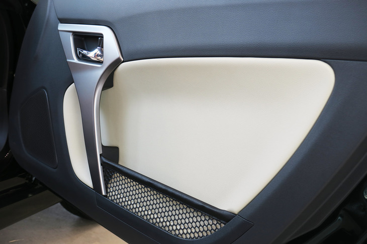 合成皮革のインサートがあしわられた専用ドアトリム。