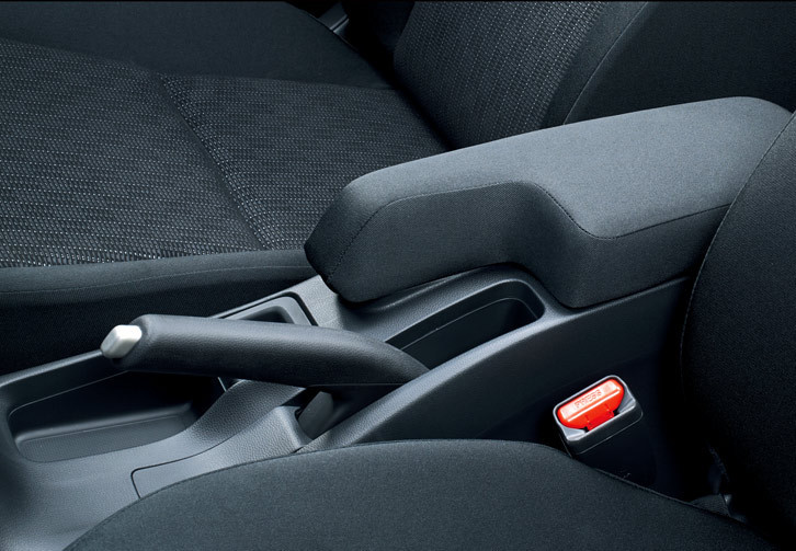 「フィット13G・Fパッケージ ファインエディション」のアームレスト付きセンターコンソールボックス。