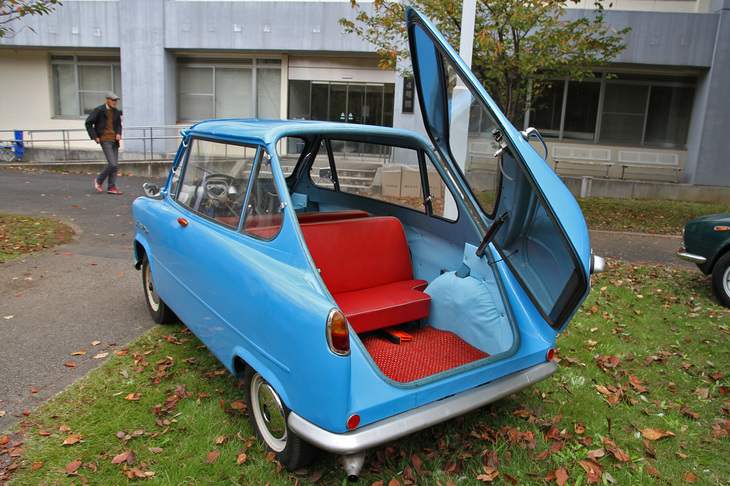 リアドアを開けると、そこはカーゴスペースではなく、後ろ向きの2人分のベンチシートが。つまり背中合わせの4人乗りなのである。ちなみに車名の「ヤヌス」は、前後を見る2つの顔を持つ、ローマ神話の門の守護神であるヤヌスに由来するという。