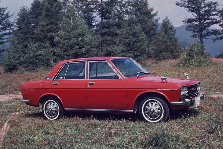 1967年に登場した、日産の3代目「ブルーバード」。サスペンションは、リアにセミトレーリングアームを採用した四輪独立懸架だった。
