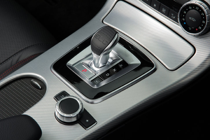 トランスミッションは9段AT。メルセデス・ベンツの多くのモデルがコラムシフト式であるのに対し「SL」や「SLC」ではシフトセレクターがセンターコンソールに備わる。