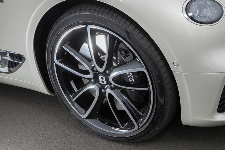 タイヤは21インチが標準サイズ。ホイールは21インチが4種類、22インチが2種類の全6デザインをラインナップする。