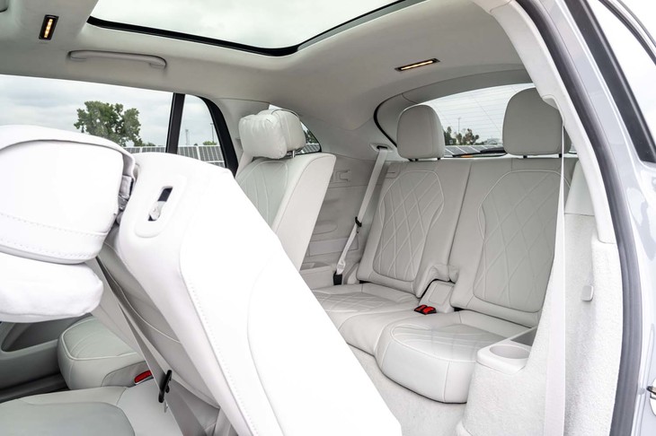 オプションながら3列目シートも搭載可能。あくまでオケージョナルなサイズながら、床下にフラットに格納できるので邪魔にはならない。