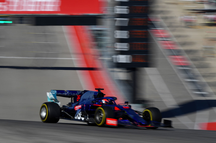 トロロッソ勢を引っ張ったのは好調ピエール・ガスリー（写真）で、Q3にまで駒を進め10番グリッドを確保。予選13位のダニール・クビアトとともに入賞を目指したものの、2台ともレーシングポイントのセルジオ・ペレスとの接触に見舞われて得点ならず。レース終盤、タイヤに苦しんでいたガスリーはポイント圏の9位走行中にペレスに抜かれ、抜き返そうとした際に接触、サスペンションを壊し16位。クビアトは10位でチェッカードフラッグを受けたものの、ペレスを強引にオーバーテイクし当たったことで、5秒加算のペナルティーが科され、2戦連続のレース後降格となり12位。代わってペレスが10位入賞を果たしたことで、ランキング6位のレーシングポイント65点、同7位のトロロッソ64点と1点の差がついた。（Photo=Toro Rosso）