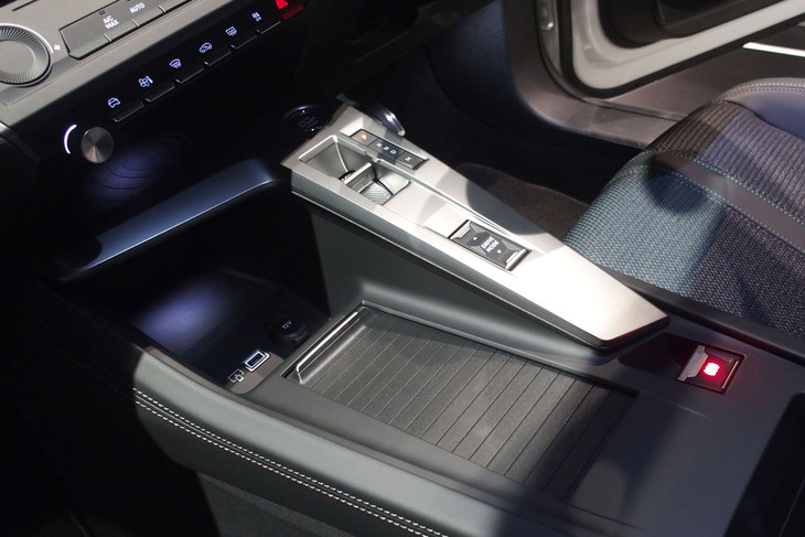 プジョー308アリュール（センターコンソール）