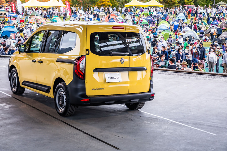 「ルノー カングージャンボリー2022」の参加者から熱い視線を浴びるステージ上の新型「カングー」。