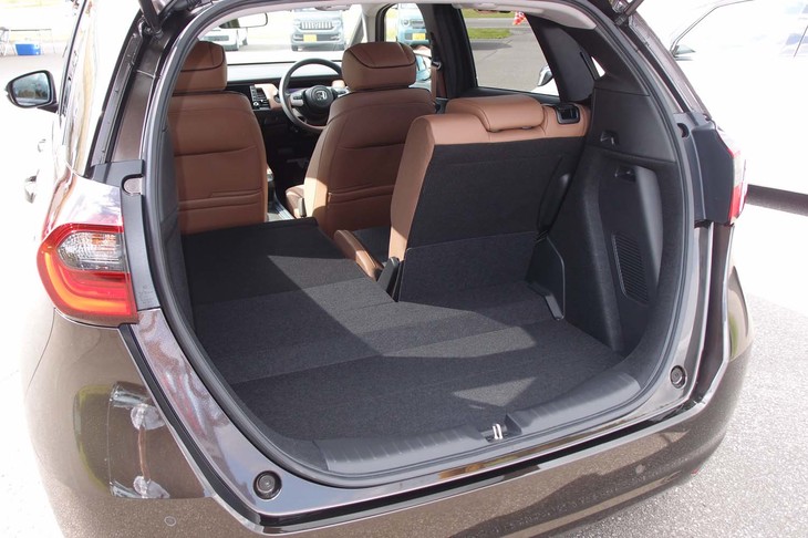 後席をダイブダウンさせることで、フラットかつ広々とした積載スペースが得られる。これも過去の「フィット」から受け継いだ長所といえる。