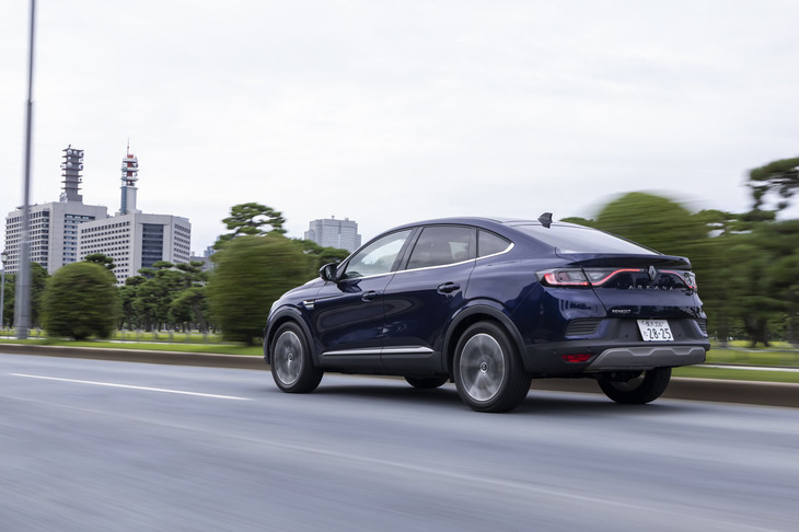 F1テクノロジーという硬派な側面とフランスのオシャレ感が共存している「アルカナ テクノ」。「フルハイブリッドE-TECH」車で480リッターの容量が確保された荷室は、同セグメントでトップクラスとなるもの。その広さと使い勝手は、さすがバカンスを大切にする国のクーペSUVといえる。