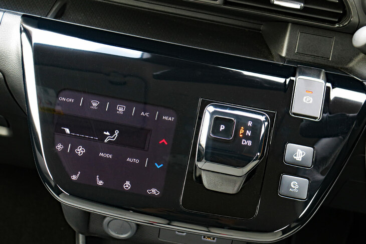 三菱eKクロスEV P（センタークラスター）