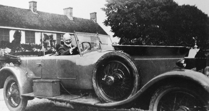 「ロールス・ロイス・ファントム」のプロトタイプに乗るヘンリー・ロイス。写真は1923年に英国マンチェスター近郊のウエストウィッタリングにある、同氏の家屋前で撮影されたもの。ファントムは「シルバーゴースト」の後継モデルとして1925年に発表された。