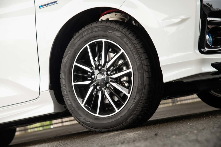 専用アルミホイールは従来モデルからキャリーオーバー。センターキャップには「Modulo」ロゴが入る。