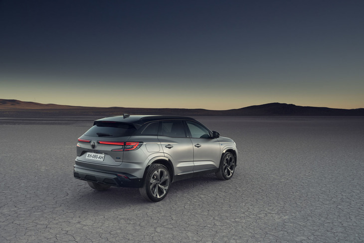 4輪操舵システム「4コントロール アドバンスト」が搭載されている。