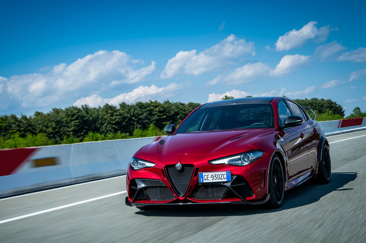 サーキットでのパフォーマンスを突き詰めた「ジュリアGTAm」。後席を取り払うなどして、さらなる軽量化が図られている。