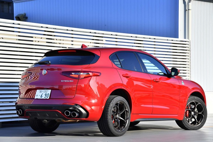 「ステルヴィオ クアドリフォリオ」は、2017年11月のドバイモーターショーでデビュー。日本では2018年11月末に受注が開始された。