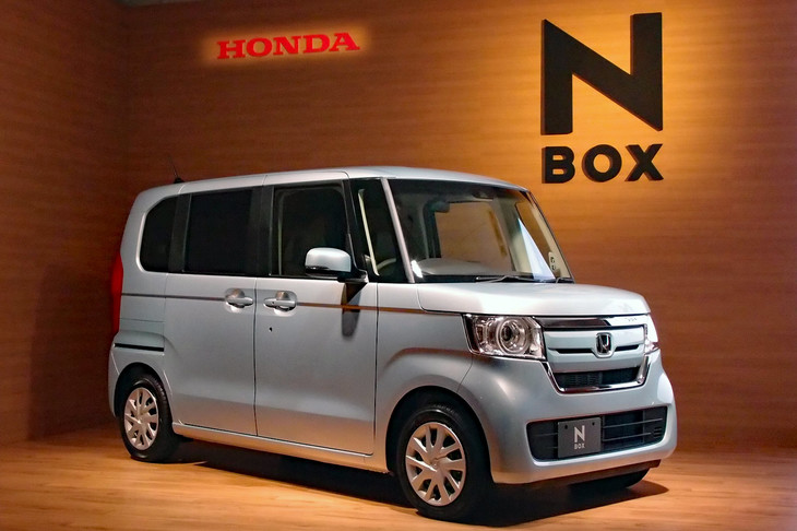 2017年9月に発売された現行「ホンダN-BOX」。全車にACCを標準装備しており、今日における、軽自動車へのACC採用の流れを決定づけた。