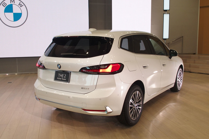 218iアクティブツアラー エクスクルーシブ（リアビュー）