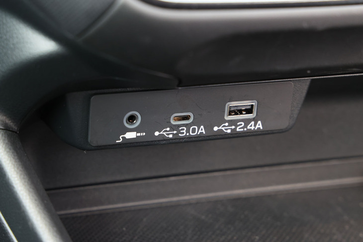 センターディスプレイの下部に、通信用USB Type-Aと同Type-Cソケット、AUX（音声）入力端子がそれぞれ1個ずつ標準で装備される。これらとは別にリアシート用にUSB Type-Aと同Type-Cソケットも用意されている。