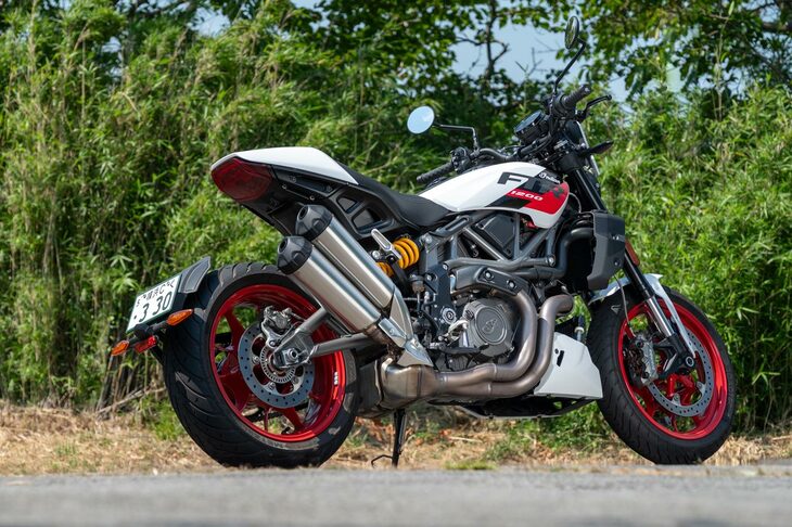 「FTR」シリーズは、2022年モデルから主要な仕様のタイヤサイズを前後17インチに変更。米国では「ラリー」や「チャンピオンエディション」など、前：19インチ、後ろ：18インチのモデルも販売されているが、日本仕様は全車が前後17インチとなった。