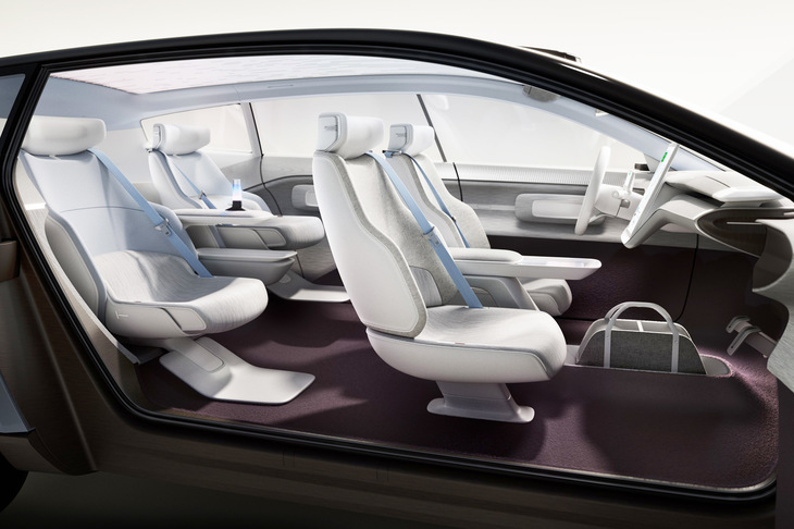 運転席・助手席間の荷物置きを除くと、フロアは完全にフラット。4WD車でもセンタートンネルを必要としない、EV専用プラットフォームならではの特徴といえる。