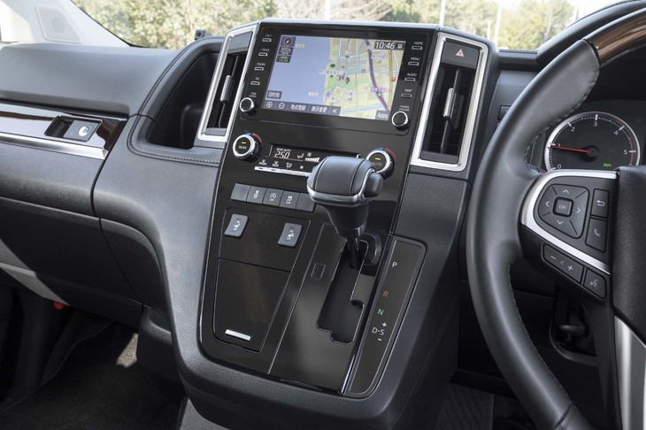 「グランエース」にはスマートフォンを接続してマップアプリなどを使えるディスプレイオーディオが標準装備となるが、テスト車にはディーラーオプションの「T-Connectナビキット」が装着されていた。