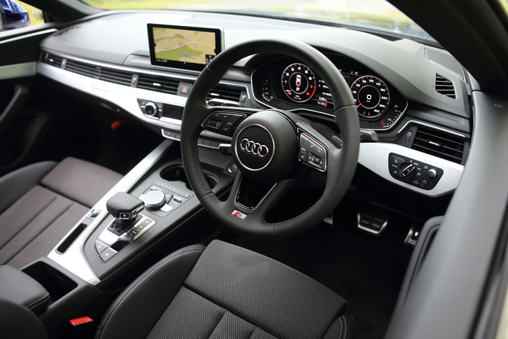 水平基調のダッシュボードが印象的なインテリア。44万円のセットオプション「S lineパッケージ」を選択したテスト車のものは、マットブラッシュトアルミニウムのパネル類で飾られる。