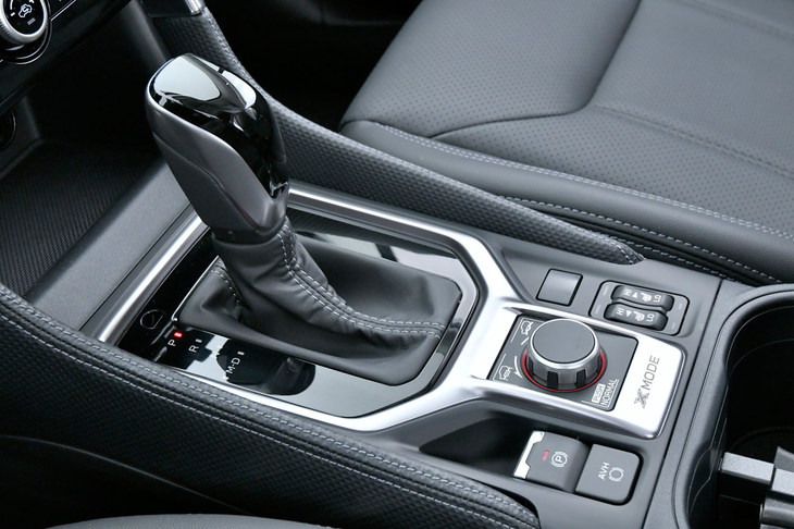 こちらは標準モデル「ツーリング」のセンターコンソール。「スポーツ」以外の仕様では、コントローラーの周辺から「SNOW DIRT」「D.SNOW MUD」という文字すら消えてしまうようだ。