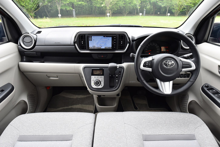 「トヨタ・パッソX“Gパッケージ”」のインストゥルメントパネルまわり。助手席側のダッシュボード中段の収納は、「ブーン シルク」「パッソ モーダ」ではフタ付きとなっているのに対し、「ブーン」「パッソ」ではオープントレーとなっている。