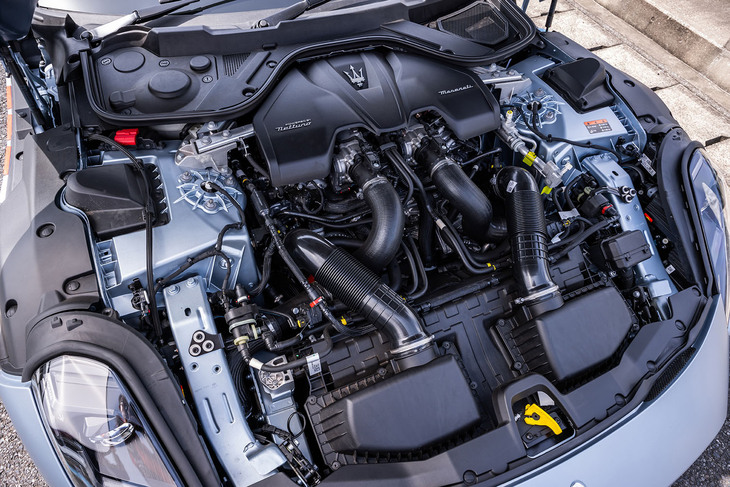 「A6 1500」の誕生75周年を記念した限定車「グラントゥーリズモ トロフェオ75thアニバーサリー」のエンジンルーム。ベースとなる「グラントゥーリズモ トロフェオ」と同じく最高出力550PS/6500rpm、最大トルク650N・m/2500-5500rpmの「ネットゥーノ」をフロントミドに搭載する。