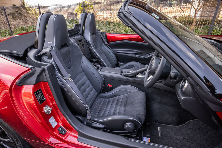 「RS」グレードには、ブラックのナッパレザーとアルカンターラコンビ表皮が用いられたレカロ製の専用シートが標準で装備される。ヘッドレストの前面とサイドサポート内側部分にナッパレザーが使用されている。