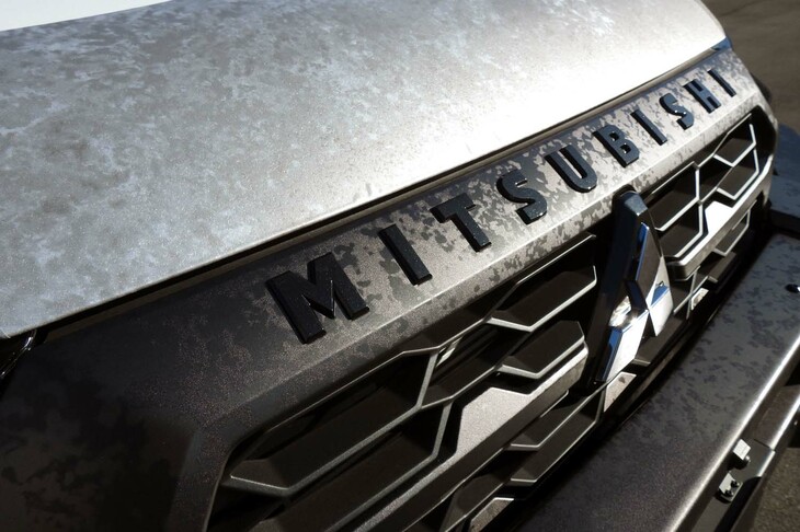 三菱トライトンSNOW SHREDDER CONCEPT（グリルエンブレム）