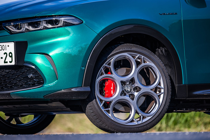 「Q4ヴェローチェ」には20インチサイズの「5ホールシルバーアルミホイール」が標準で装備される。今回の試乗車は、235/40R20サイズの「ピレリ・スコーピオン」タイヤを組み合わせていた。