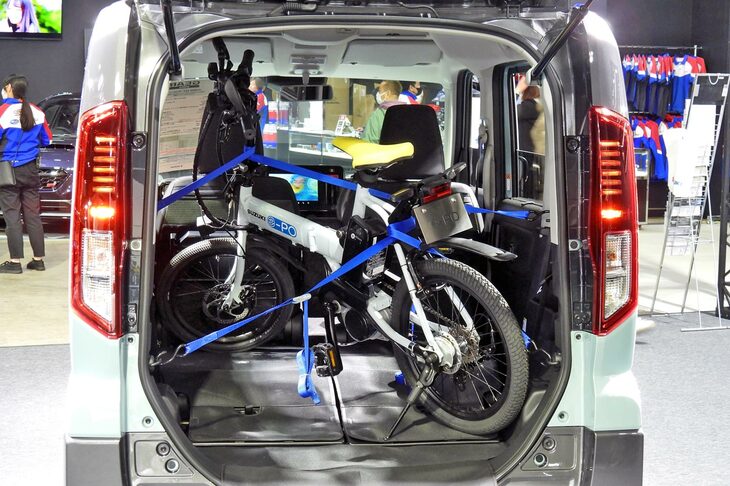 ラゲッジスペース内には電動モペットの「スズキe-PO（イーポ）」が搭載されていた。
